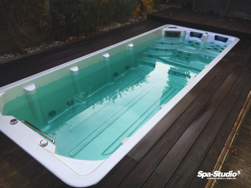 Priestranné SWIM SPA Octopus od SPA-Studia® je luxusný a špičkovo vybavený športový model vhodný na kondičné plávanie alebo ako luxusná alternatíva klasického bazéna.