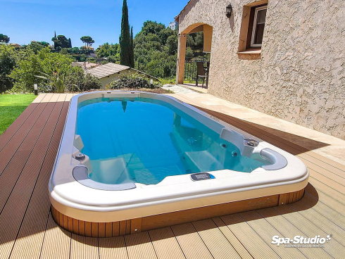 Bazén s protiprúdom v kategórií SWIM SPA od SPA-Studia® je ideálnou voľbou pre tých, ktorí chcú relaxovať a športovať súšasne v jednom kombinovanom zariadení.