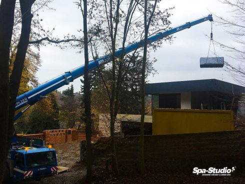 Vďaka výškovej technike dokáže SPA-Studio® naše vírivky a bazény SWIM SPA dopraviť takmer kamkoľvek.