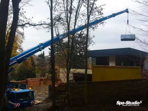 Vďaka výškovej technike dokáže SPA-Studio® naše vírivky a bazény SWIM SPA dopraviť takmer kamkoľvek.