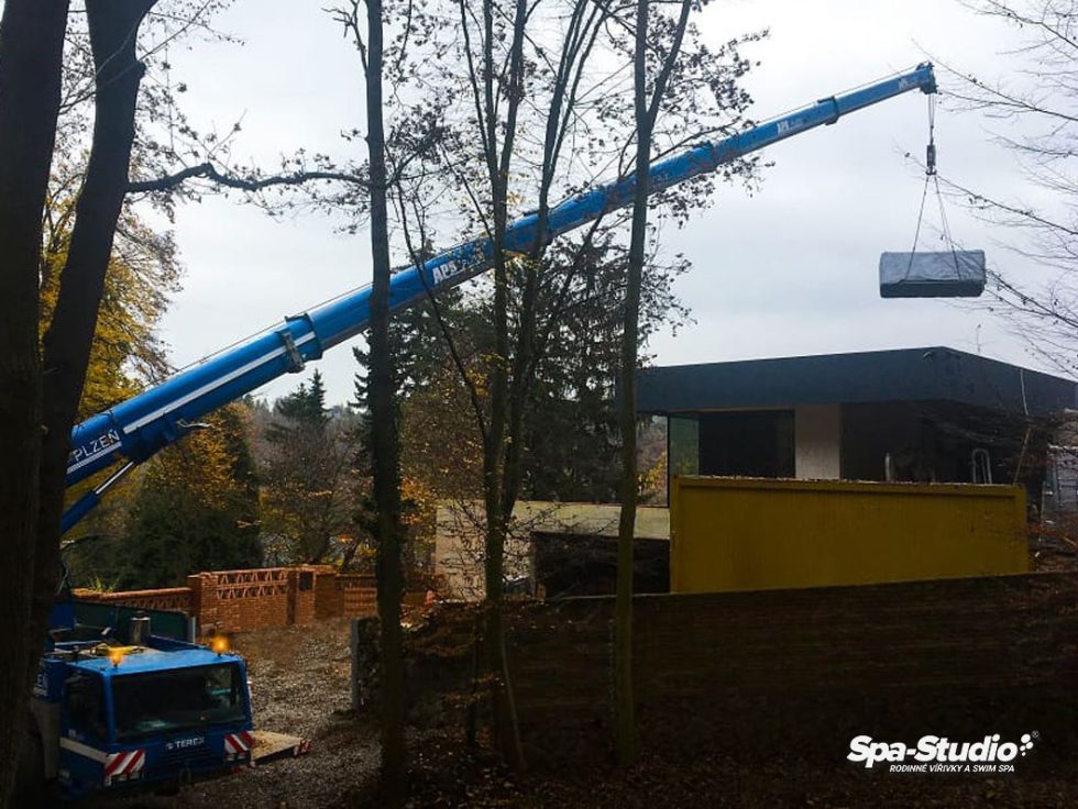 Vďaka výškovej technike dokáže SPA-Studio® naše vírivky a bazény SWIM SPA dopraviť takmer kamkoľvek.