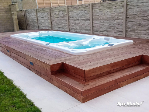 Plavecké SWIM SPA kombinované s vírivkou, je ideálne zariadenie pre celú rodinu, kde môže jeden plávať proti prúdu a druhý súčasne relaxovať vo vírivkovej časti.