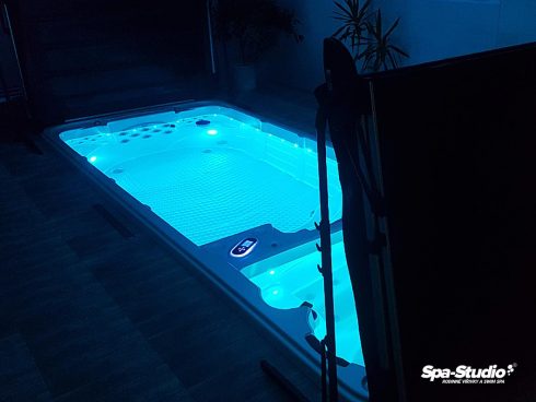 Nízkoenergetický bazén kombinovaný s vírivkou poteší svojím komplexným riešením iste každého člena rodiny, a to aj profesionálneho športovca, ktorý ocení možnosť každodenného plávania priamo doma.