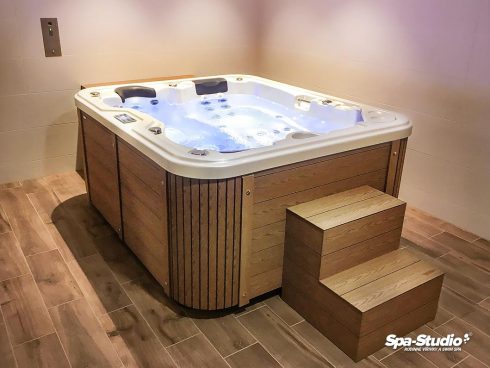 Vystavené luxusné vírivky a SWIM SPA do súkromných aj komerčných priestorov si môžete prehliadnuť v predajniach SPA-Studio® v Čechách aj na Slovensku.