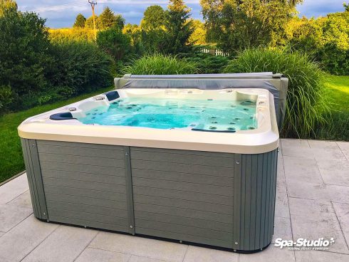 SPA-Studio® ponúka predaj a servis rodinných vírivých vaní, komerčných whirlpool, hot tub a plaveckých bazénov SWIM SPA pre domáce aj vonkajšie použitie.