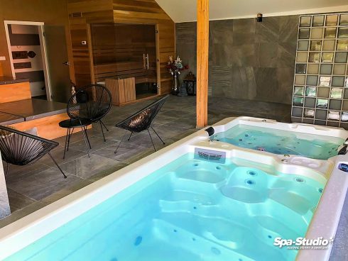 Protiprúd v bazénovej časti v plaveckom SWIM SPA od SPA-Studia® ponúka možnosť si zaplávať a hneď potom relaxovať vo vírivke s blahodárnou vodnou masážou.