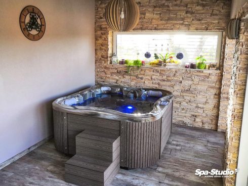 SPA-Studio® ponúka predaj a servis rodinných vírivých vaní, komerčných whirlpool, hot tub a plaveckých bazénov SWIM SPA pre domáce aj vonkajšie použitie.