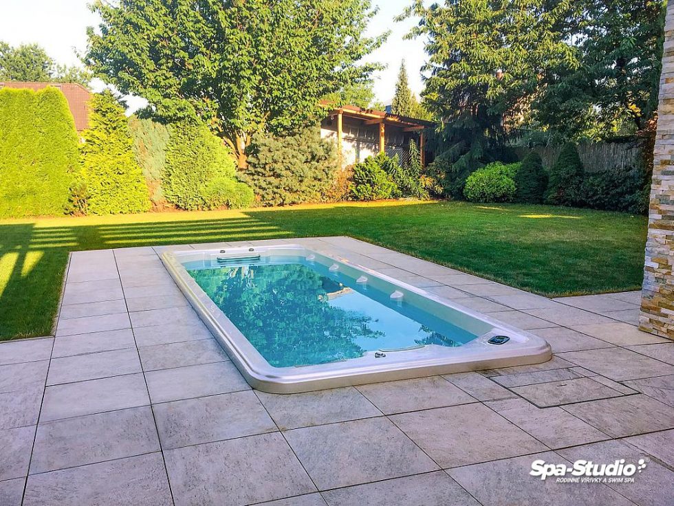 Nízkoenergetický plavecký model SWIM SPA s protiprúdom kombinovaný s hydromasážnymi sedadlami na záhradu aj do domáceho wellness.