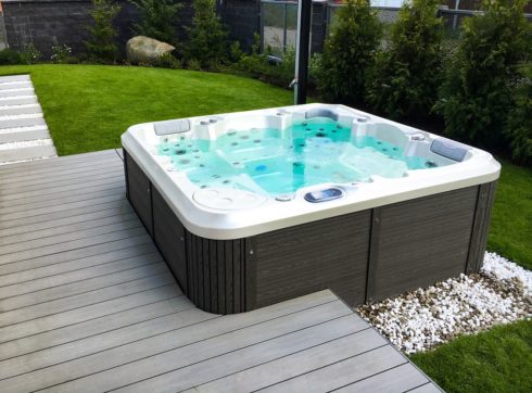 Záhradná rodinná vírivá vaňa Delphina New - Canadian Spa International® - Spa Studio - vírivé bazény, intímne vírivky a sauny