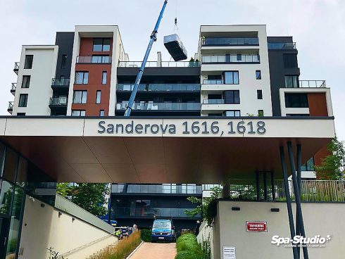 Osadenie bazénu SWIM SPA je vždy o presnej koordinácií a súčinnosti niekoľkých špecialistov a ťažkej techniky.