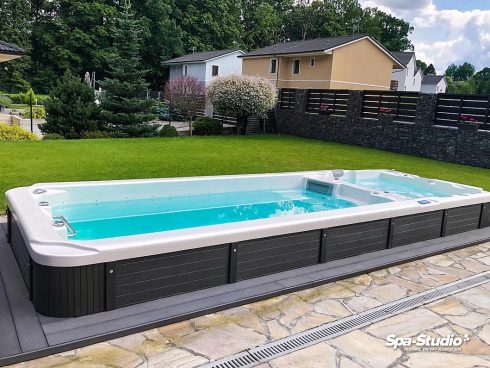 Kombinovaný bazén s protiprúdom a vírivou časťou od výhradného predajcu SPA-Studio® ponúka bezchlórovú technológiu a kompletnú dodávku na kľúč.