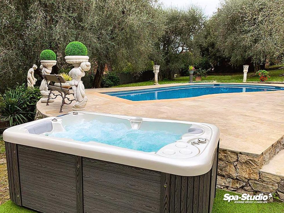 Relax vo vírivke a správne uvoľnenie je možné intenzívnejšie prežiť vďaka dobre zvolenej aromaterapií šetrnej k vode a pokožke, ktorú SPA-Studio® ponúka.