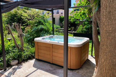 Corall vonkajšia vírivka na záhradu - Canadian Spa International® luxusné opláštenie Lacan TT - masážne vírivky a plavecké vírivé bazény Spa Studio