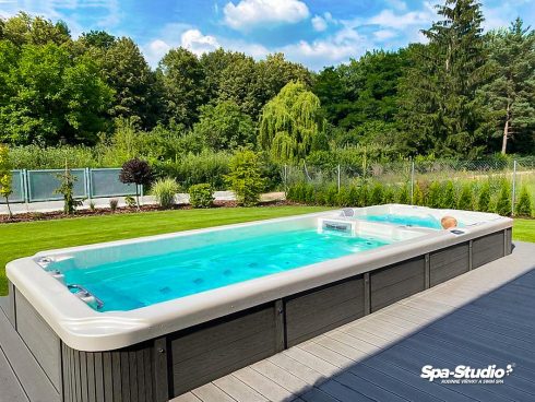 Rehabilitačné cvičenie vo vode alebo nekonečné plávanie proti prúdu s využitím lineárneho systému TYPHOON ponúkajú kráľovské vírivé bazény SWIM SPA od SPA-Studia®.