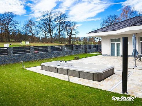 Bazén na záhradu od predajcu SPA-Studio® s možnosťou plnohodnotného plávania proti prúdu aj využitia vírivkovej časti pre okamžitý relax a zábavu pre celú vašu rodinu.