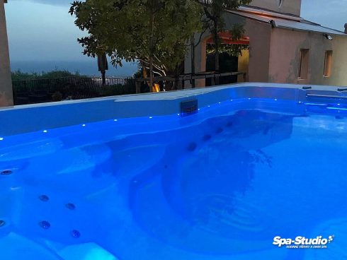Rodinné SWIM SPA s protiprúdom pre kondičné plávanie aj relaxáciu celej rodiny ponúka pohodu priamo u vás doma.