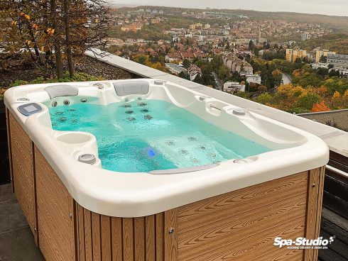 Relax vo vírivke a správne uvoľnenie je možné intenzívnejšie prežiť vďaka dobre zvolenej aromaterapií šetrnej k vode a pokožke, ktorú SPA-Studio® ponúka.