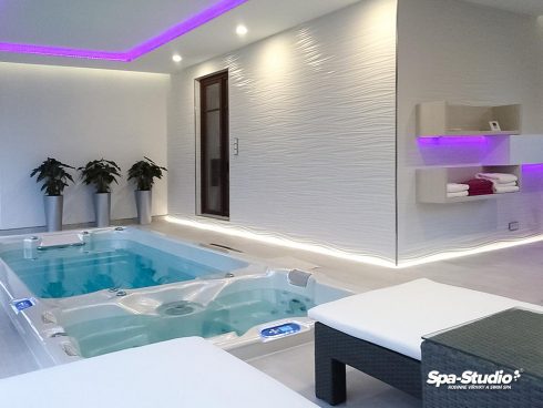 SWIM SPA od SPA-Studia® je špecifický model plaveckého bazénu s protiprúdom kombinovaný s vírivou časťou, takže si v ňom nájde svoje miesto každý člen rodiny.