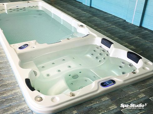 Hydromasážny komfort s unikátne tvarovanými dispozíciami v SWIM SPA od SPA-Studia® ponúka nielen možnosť kondičného plávania, ale aj maximálny relax a pohodu.
