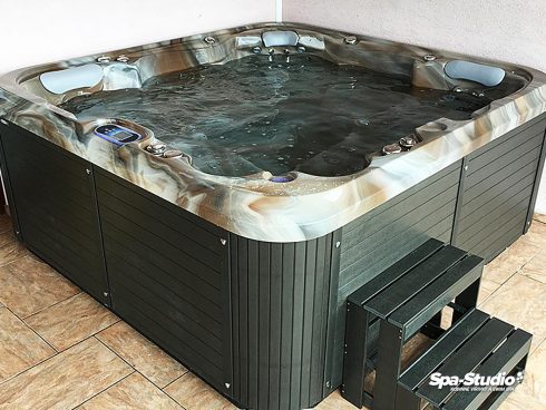 Riadiaca jednotka, ozonizátor a špičková bezchlórová technológia sú súčasťou každej našej vírivej vane a SWIM SPA, ktoré si môžete osobne vyskúšať na niektorej z našich predajní.