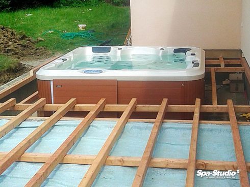 Zapustená vírivka alebo bazén SWIM SPA patri medzi obľúbené varianty pre osadenie vášho domáceho wellness.