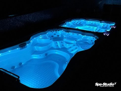 LED osvetlenie vo vírivej vani aj plaveckých bazénoch SWIM SPA sú dnes už neoddeliteľnou súčasťou a ponúkajú blahodárny vplyv v podobe metódy chromoterapie.